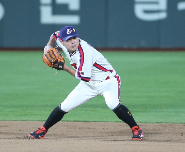 내야 땅볼을 잡아 643 병살플레이를 하고 있다.